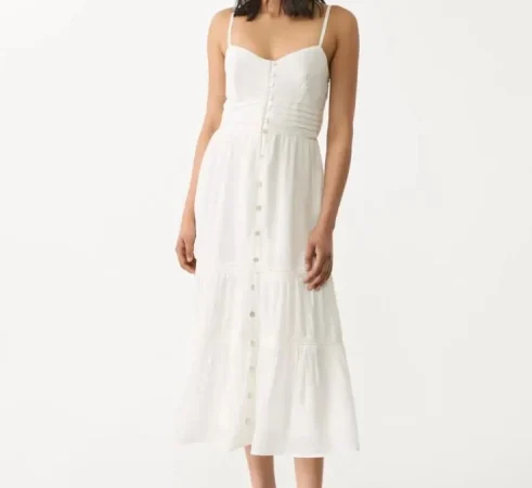 3. Clásico del verano: vestido blanco largo con botones