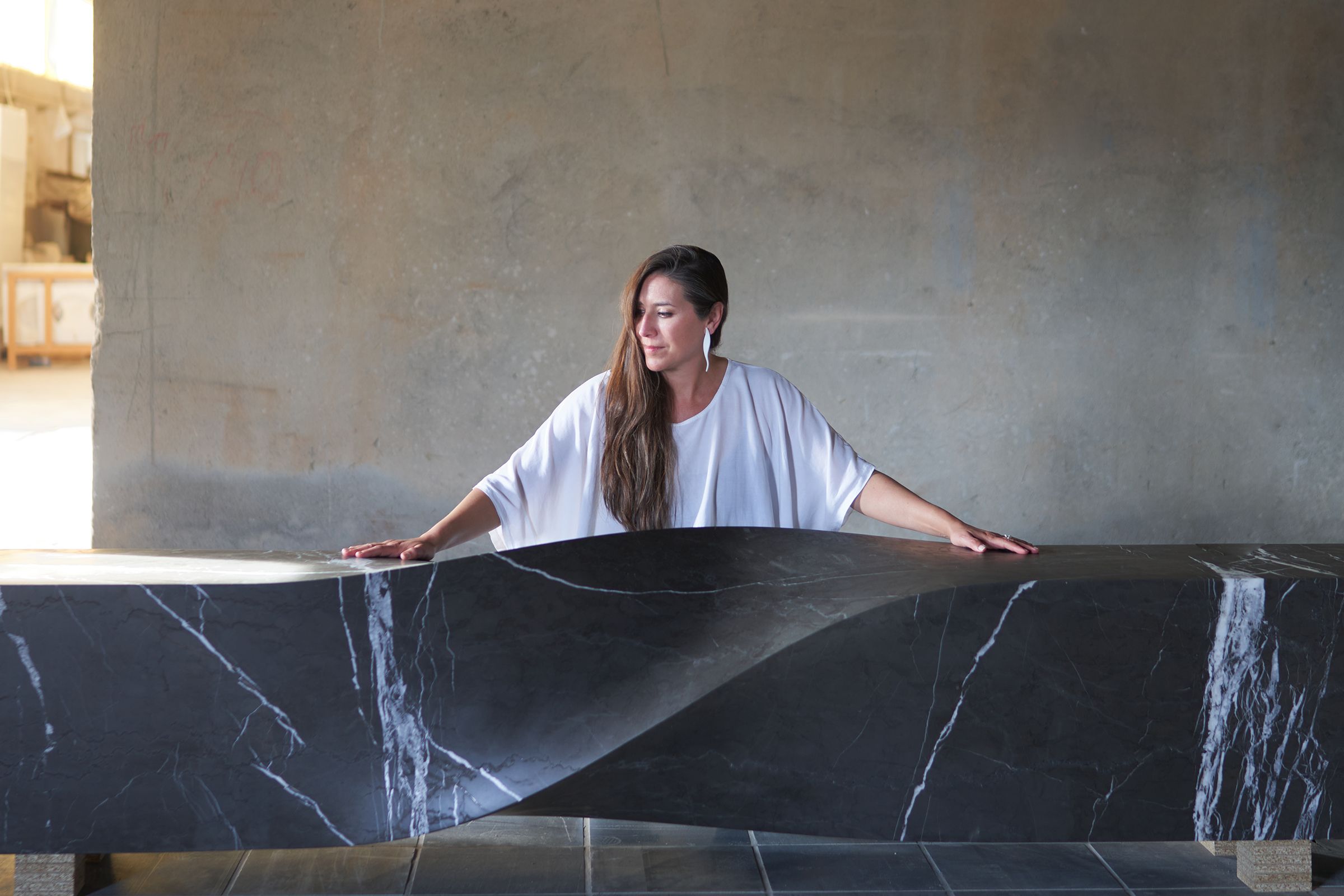 Verónica Mar esculpe la energía invisible inspirada en la naturaleza y presenta ‘Echoes of water’ en NY