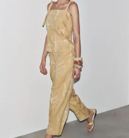 3. Set beige con flores bordadas estilo boho