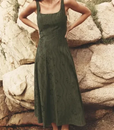 El vestido midi con bordados perforados: romanticismo con comodidad
