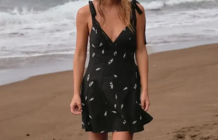 Vestido corto con flores bordadas: boho, fresco y femenino