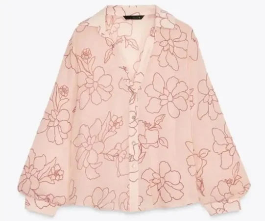 Zara tiene una magnífica colección de blusas alegres y fresquitas para que presumas de tipazo este verano 15 Merca2.es Blusa fluida con flores engomadas: primavera eterna