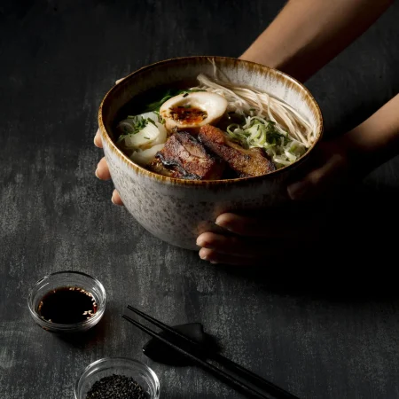 alto angulo de delicioso ramen en un tazon Merca2.es