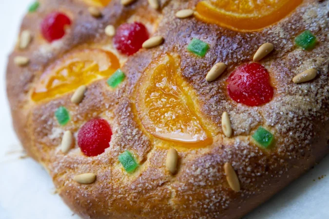 coca de sant joan tarta tradicional de san juan para celebrar la llegada del verano espana hecha con b Merca2.es