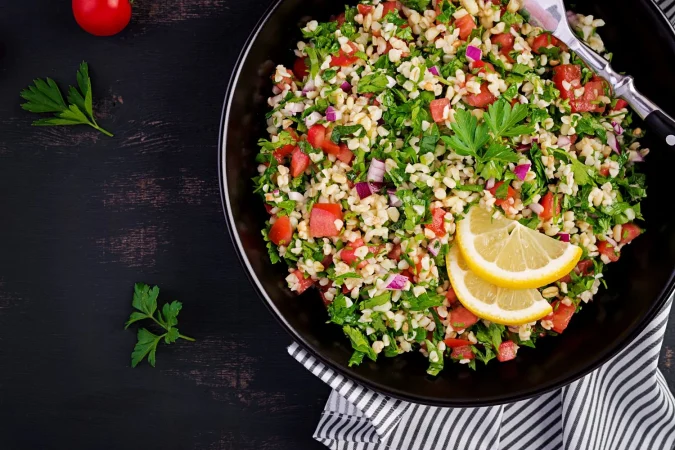 Ensalada de quinoa, pollo y verduras: Una explosión de sabor, frescor y nutrición 83 Merca2.es ensalada tabule Merca2.es