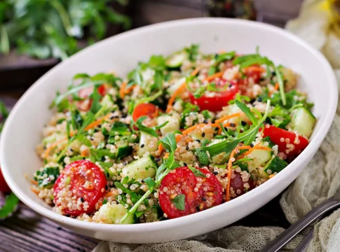 ensaladas-con-quinua-rucula-rabano-tomate-y-pepino-en-un-recipiente-en-la-mesa-de-madera-comida-sana-dieta-desintoxicacion-y-concepto-vegetariano ensalada de lentejas