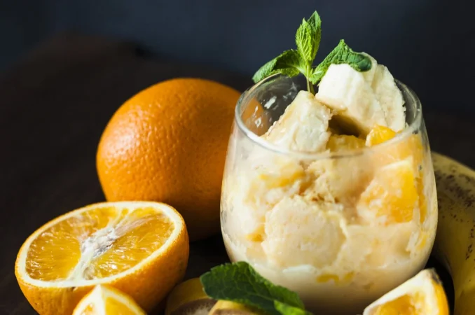 helado de fruta de platano y naranja en vaso con ingredientes de menta Merca2.es