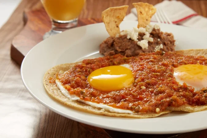 huevos rancheros con salsa picante roja y frijoles refritos desayuno tipico mexicano 2 Merca2.es