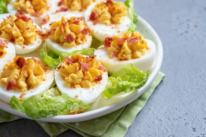 huevos rellenos en un plato con lechuga Merca2.es