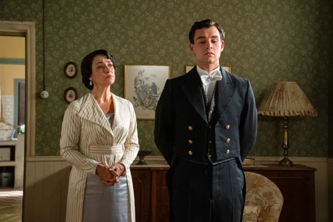 "La Promesa": Curro arrincona a Esmeralda en el hangar para sonsacarle quién le dio el veneno a Jana