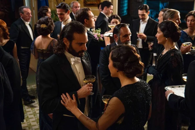 "La Promesa": Una joven misteriosa se acerca en una fiesta a Manuel y le susurra algo en el oido que deja al joven sin palabras