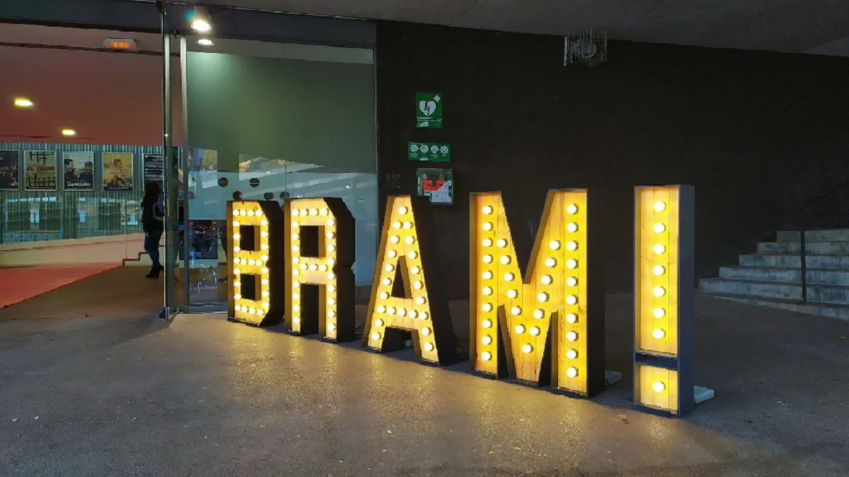 Letras corpóreas para eventos: ¿luminosas o poliestireno? Te explicamos sus diferencias