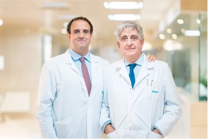 El Hospital Ruber Internacional destaca los avances en el diagnóstico y tratamiento del cáncer de próstata con motivo de su Día Mundial 1 Merca2.es los doctores Antonio Allona y Juan Ignacio Martinez Salamanca —jefe del Servicio de Urologia y jefe asociado del equipo de Urologia respectivamente del Hospital Ruber Internacional Merca2.es