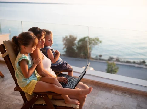 movistar-internet-vacaciones-telecos Telefónica y el resto de telecos deben prepararse para el aluvión: el 5G es para el verano