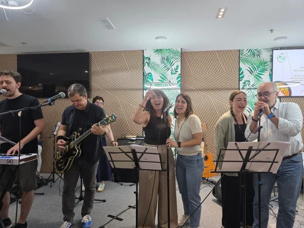 MasOrange busca un nuevo ambiente laboral: emprendimiento y 'tardeo' en el trabajo 2 Merca2.es musica tardeos masorange Merca2.es