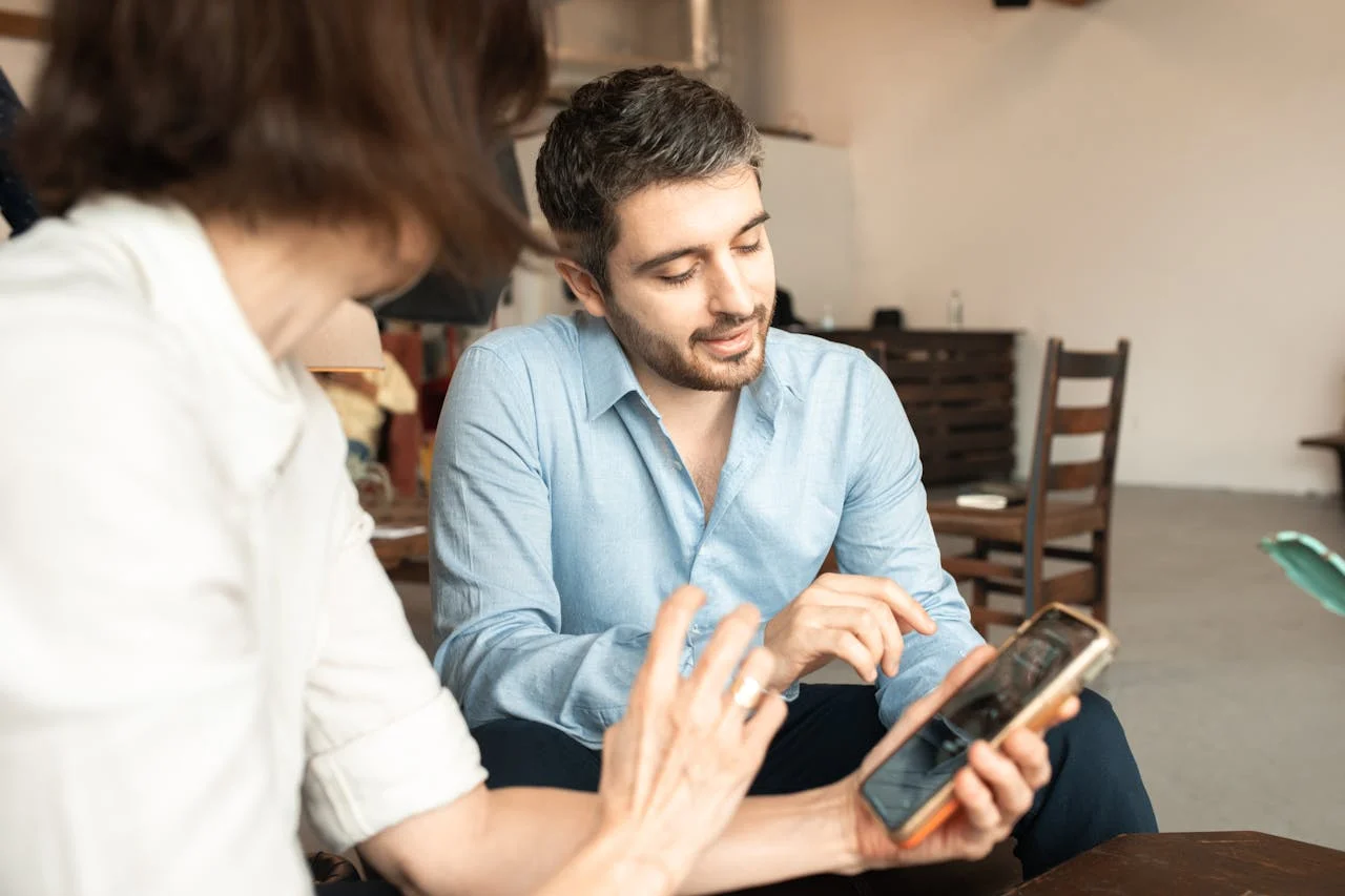 Tu móvil te espía y así descubres qué apps acceden a tu micrófono o cámara sin permiso