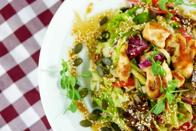 Ensalada de quinoa, pollo y verduras: Una explosión de sabor, frescor y nutrición 80 Merca2.es plato principal en un restaurante Merca2.es