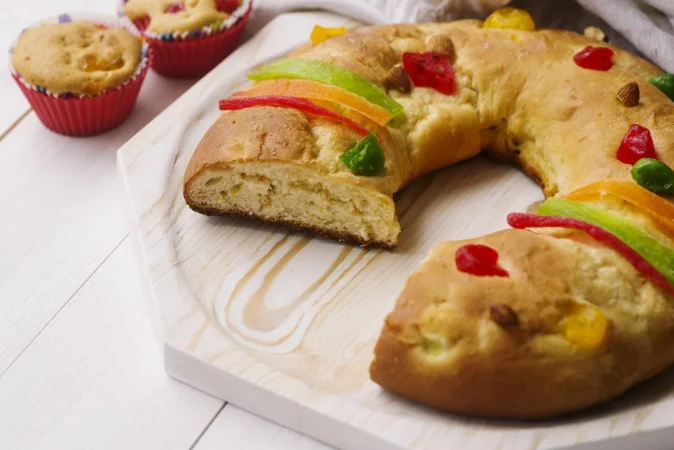 postres del dia de la epifania en tablero de madera Merca2.es