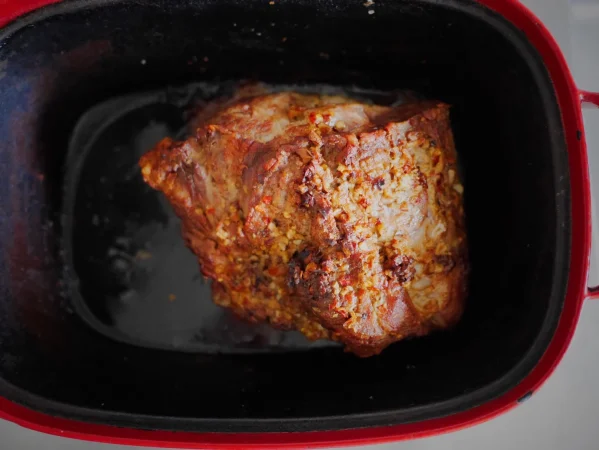 primer plano de la carne en el recipiente Merca2.es