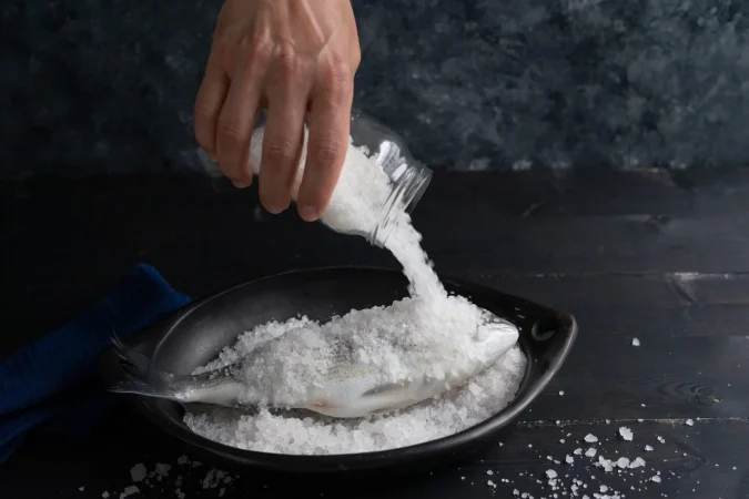 primer plano de la persona que prepara la comida Merca2.es