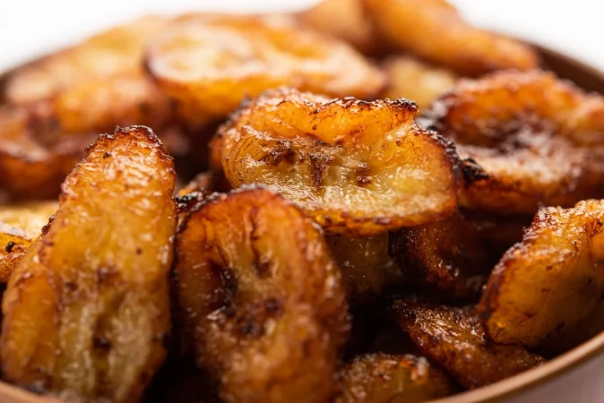 rebanadas de platano maduro frito o chips fritos pake kele en un tazon Merca2.es
