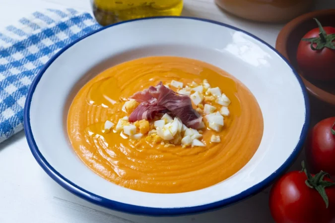 salmorejo sopa espanola fria hecha con tomate y pan servida con jamon y huevo Merca2.es