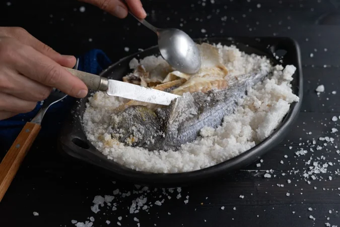 seccion media de una persona preparando comida en la cocina 1 Merca2.es