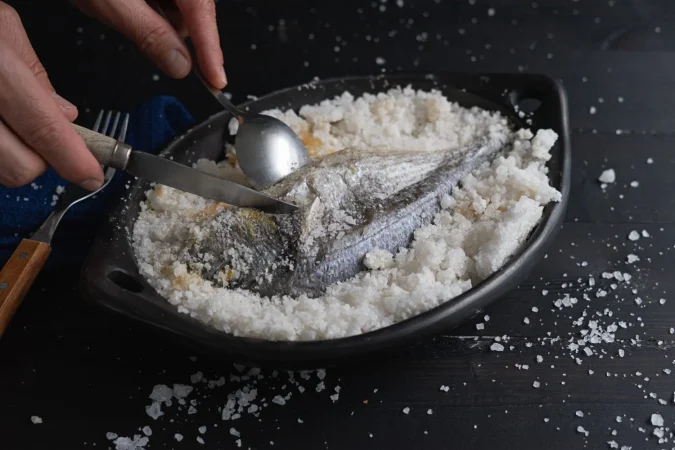 seccion media de una persona preparando comida en la cocina Merca2.es