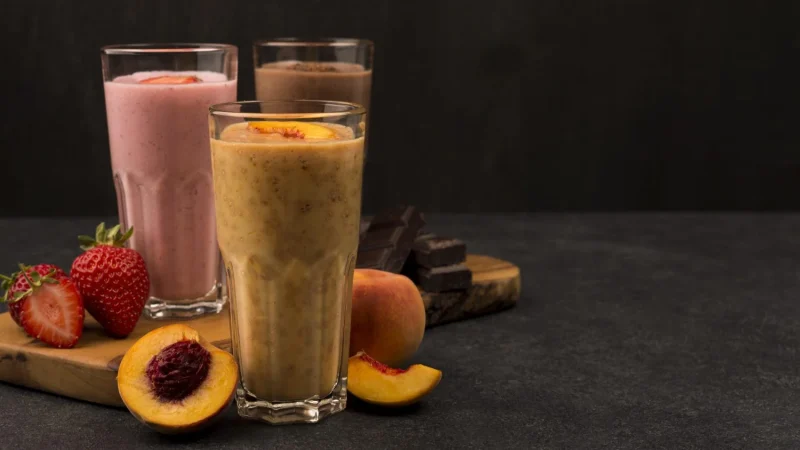 seleccion de tres vasos de batido con chocolate y frutas Merca2.es