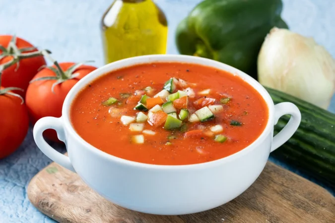 sopa de gazpacho espanol tradicional en un tazon sobre fondo azul 1 Merca2.es