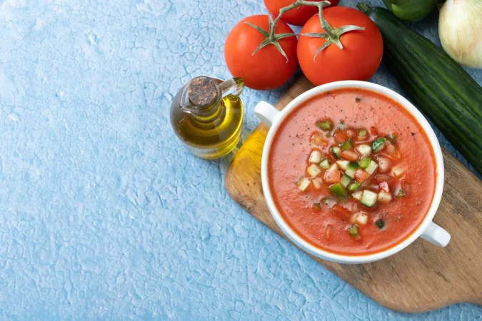 sopa de gazpacho espanol tradicional en un tazon sobre fondo azul Merca2.es