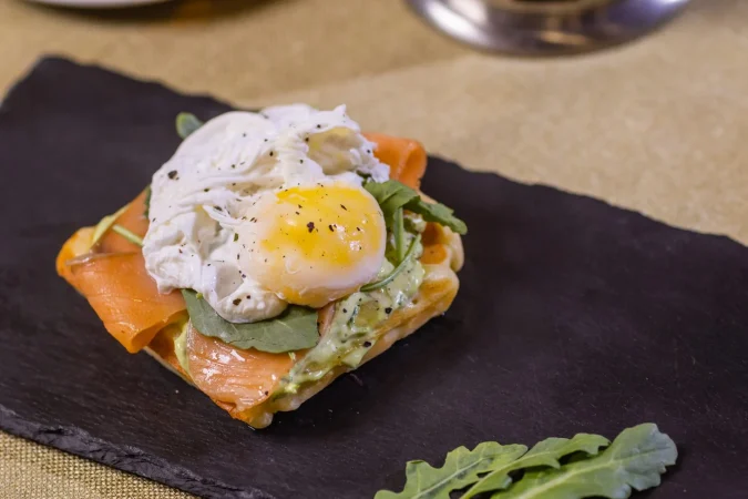 El desayuno perfecto, equilibrado y muy fácil de hacer: Tostada de aguacate, salmón y huevo 4 Merca2.es tostada de huevo escalfado salmon ahumado aguacate tomate la plancha y espinacas tiernas Merca2.es