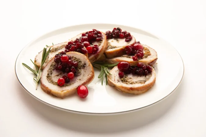 vista de alto angulo del desayuno servido en un plato Merca2.es