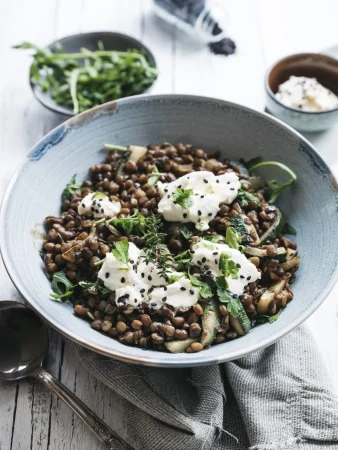 Ensalada de lentejas: sana, nutritiva y completamente a tu gusto 3 Merca2.es vista de angulo alto de la comida en el cuenco en la mesa Merca2.es