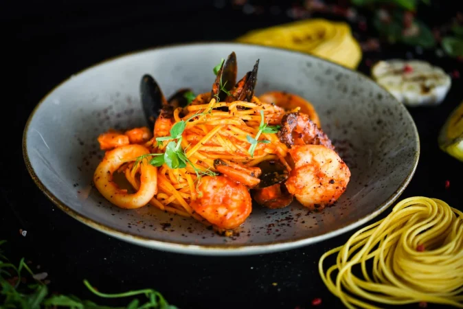 vista en angulo alto de la comida servida en el plato 1 Merca2.es