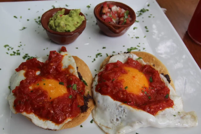 vista en angulo alto de los alimentos en el plato Merca2.es