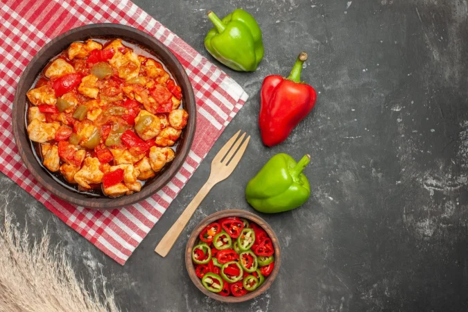 vista superior de sopa de pollo con ingredientes Merca2.es