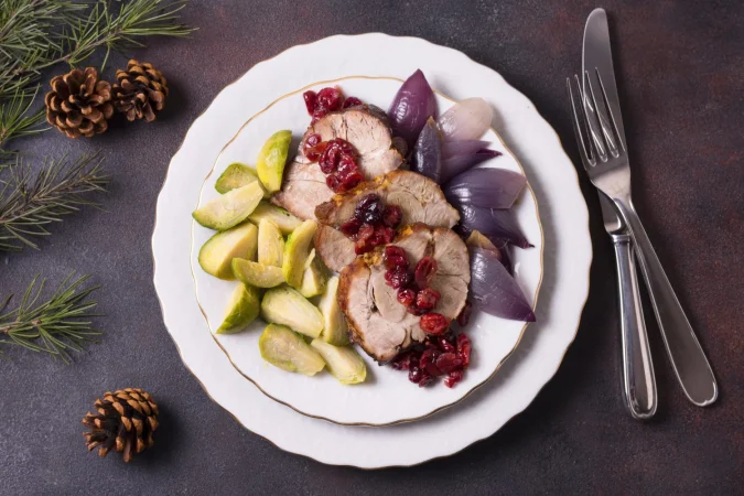 vista superior del bistec de navidad en un plato con cubiertos Merca2.es