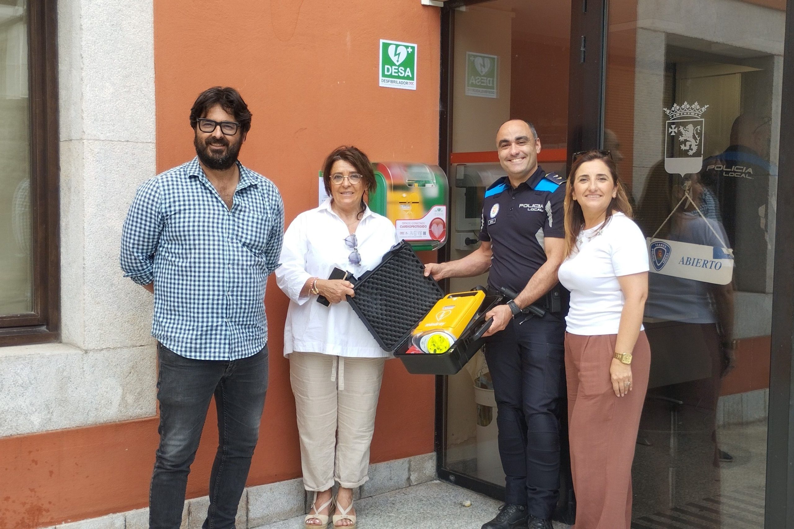 Llanes instala 7 desfibriladores accesibles 24h y se convierte en municipio cardioprotegido