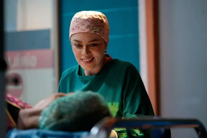 'Renacer': Un virus letal infecta a Timur y a Bahar ¿Se salvará alguno de ellos? 27 Merca2.es 'Renacer': Un virus letal infecta a Timur y a Bahar ¿Se salvará alguno de ellos?