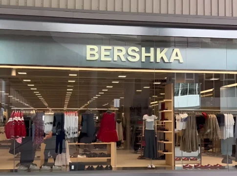 Bershka está agotando estos vestidos estilo 'halter' que cuestan menos de 30 euros cada uno 9