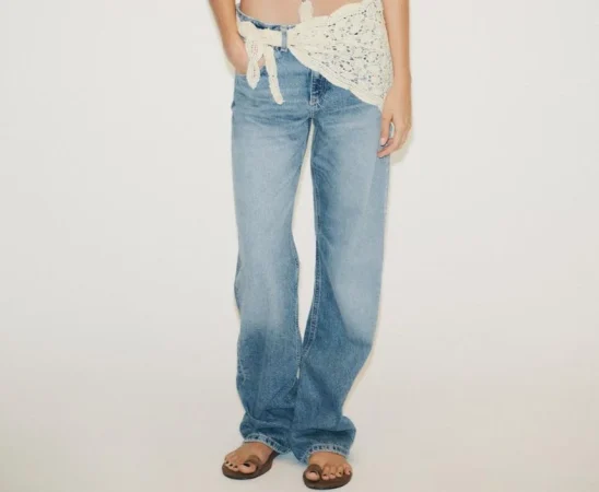 1. Vaqueros de tiro mediano con pañuelo (€ 35,95)