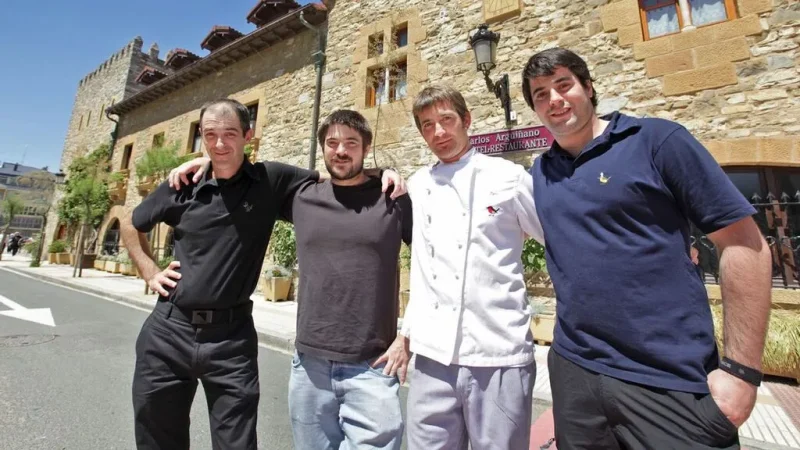 Conoce la casa de Karlos Arguiñano en Zarautz con unas espectaculares vistas y una cocina... 38 Merca2.es Una casa vasca con su propia identidad