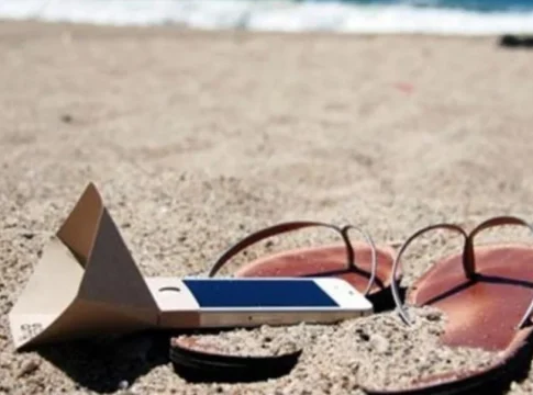 El 90% de los españoles no desconectan de su móvil ni en vacaciones 1 El 90% de los españoles no desconectan de su móvil ni en vacaciones
