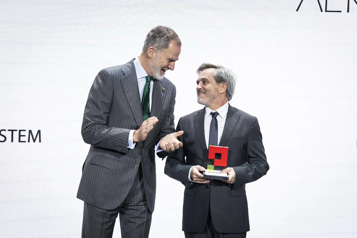 Banco Santander premia a la empresa Aerolaser System, líder global en tecnología láser, como PYME del año 2024 4 Merca2.es El rey Felipe VI y Jose Maria Luque cofundador y CEO de Aerolaser System Merca2.es
