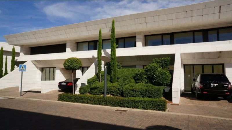 Un lujo discreto en pleno Madrid para Santiago Abascal y su familia