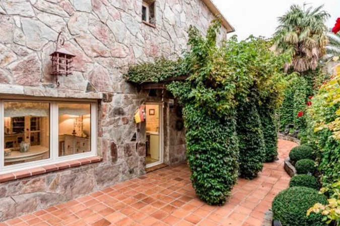 Un jardín de cien metros que hace las veces de oasis urbano