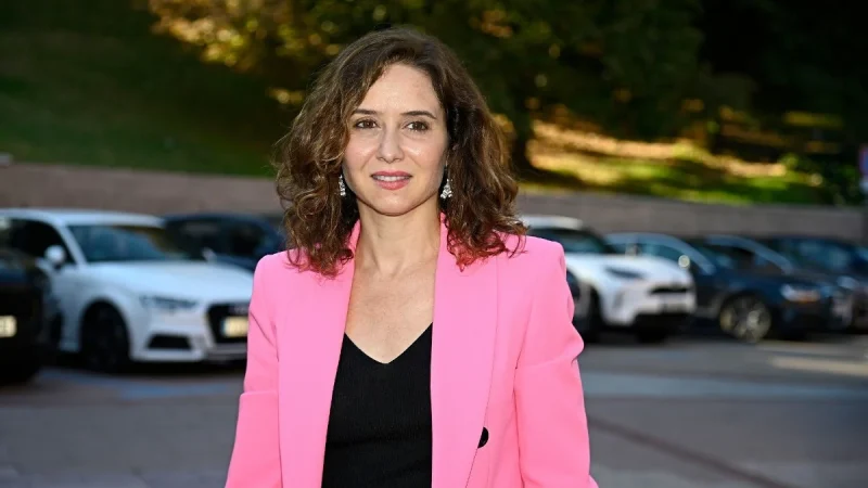 Este es el polémico piso, en el corazón de Madrid, en el que vive Isabel Díaz Ayuso con su pareja, Alberto González 84 Merca2.es Cinco habitaciones y tres baños en una casa con todos los lujos