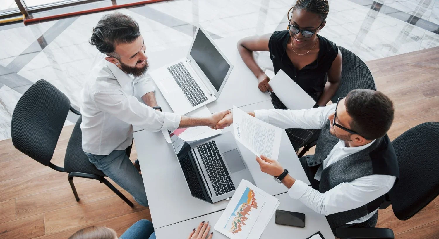 La combinación de IA generativa y talento humano marca el camino estratégico para que las empresas ganen visibilidad online