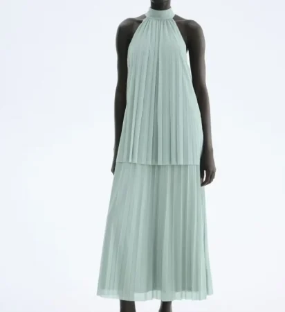 La nueva colección de H&M destila lujo por todos lados y está llena de vestidos, blusas y faldas 65 Merca2.es 3. Vestido plisado azul turquesa: elegancia inesperada